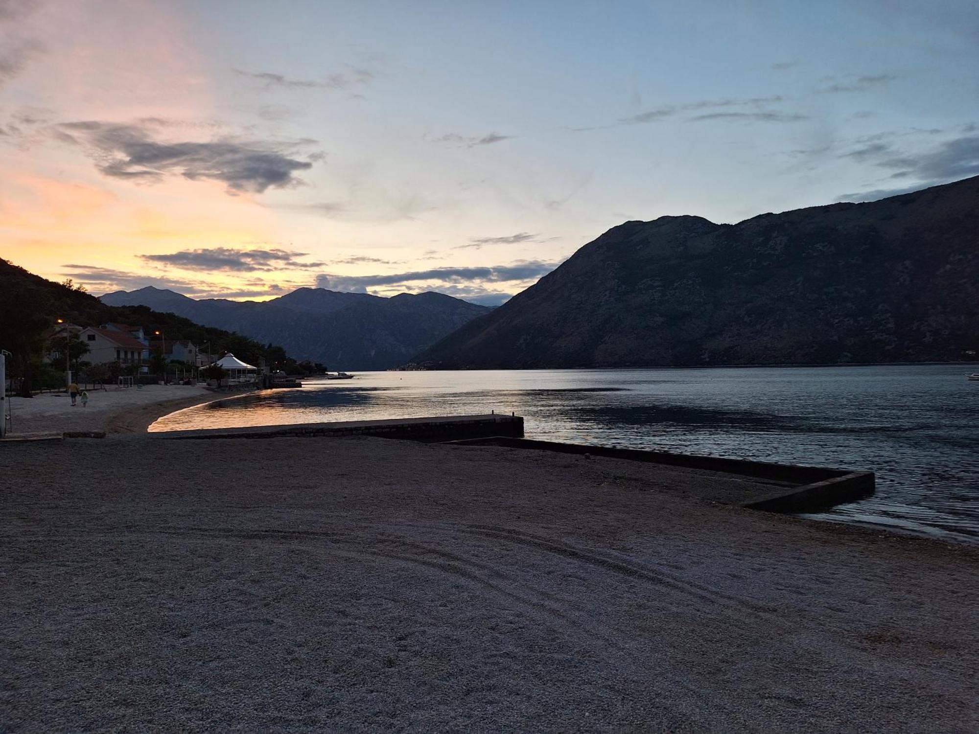 Beachfront House Jovan Kotor Exteriör bild